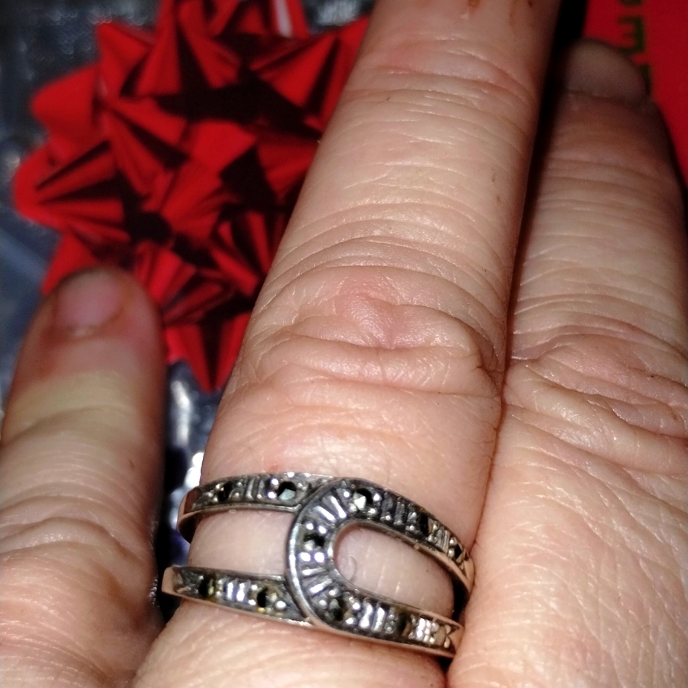 Gorgeous vintage size 7 silver and rhinestone ring!